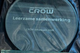 CROW-prijs Leerzame Samenwerking 2026 voor de samenwerking tussen Provincie Utrecht, Omgevingsverbinder, DPI, Adcim, Versluys Verkeerstechniek en Versluys & Zoon.