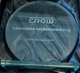 CROW-prijs Leerzame Samenwerking 2026 voor de samenwerking tussen Provincie Utrecht, Omgevingsverbinder, DPI, Adcim, Versluys Verkeerstechniek en Versluys & Zoon.