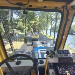 Vacature walsmachinist wegenbouw bij Versluys & Zoon tijdens asfaltwerkzaamheden met asfaltwals.